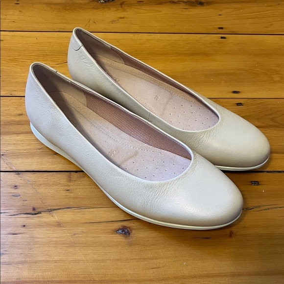 ECCO Touch Ballerina Scale Flats Shoes Vanilla Cream Pink Women’s 39 8 EUC - Picture 2 of 8